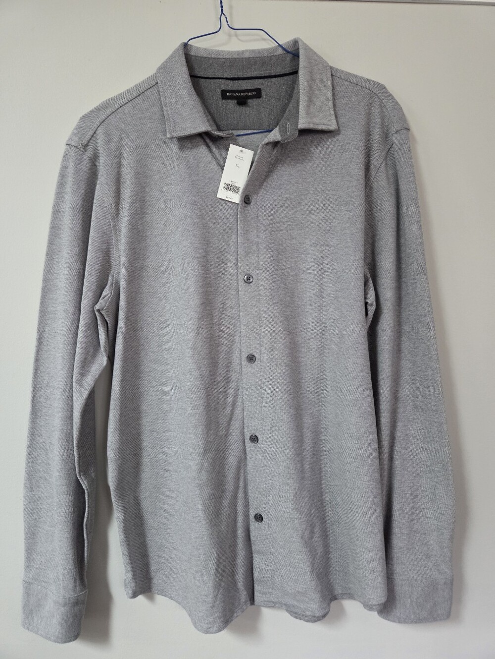 Banana Republic Men’s Light Gray Casual Button-Down Shirt In XL.